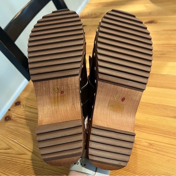 Kelsi Dagger Leather Studded Wooden Bottom Clogs JB Size 6 - Picture 3 of 3